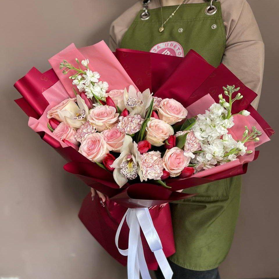 Букет с 15 красными тюльпанами и 9 розами